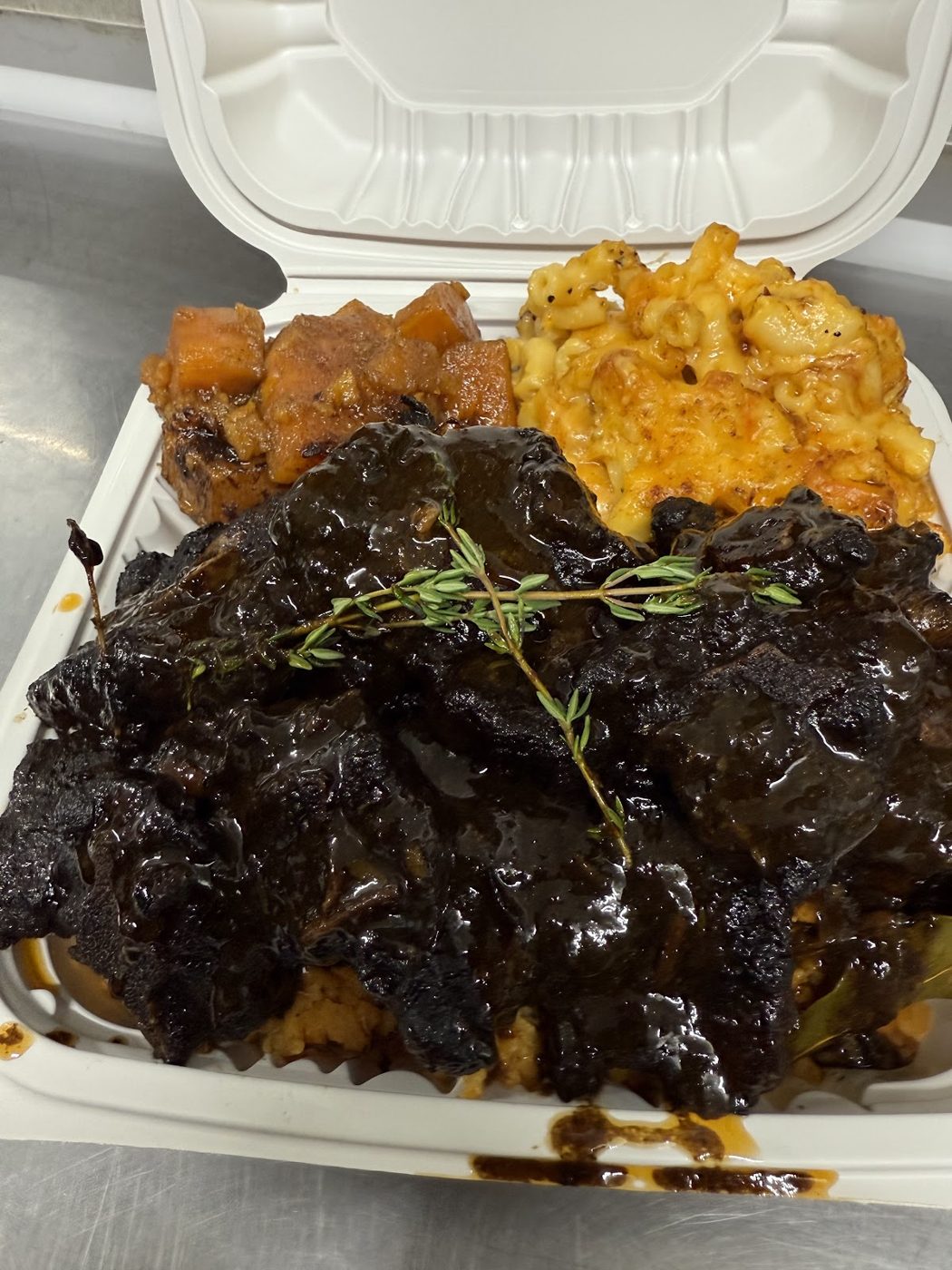 Loaded oxtail platter with mac & cheese at Just Extremely Tasty